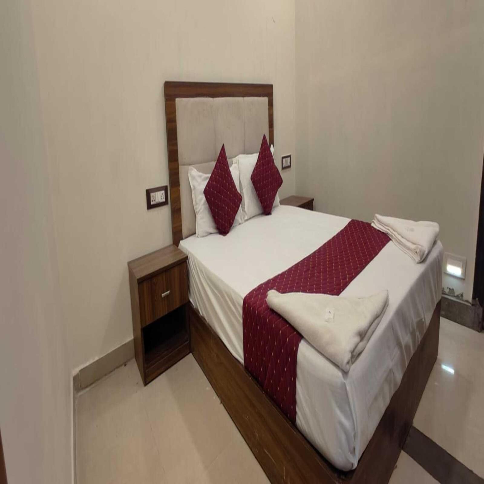 OYO 43474 Hotel Blue Sky Mumbai Exterior foto